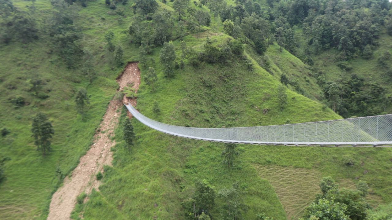 पहिरोले पुलमा असर, ठेकेदारलाई तत्काल हटाउन निर्देशन