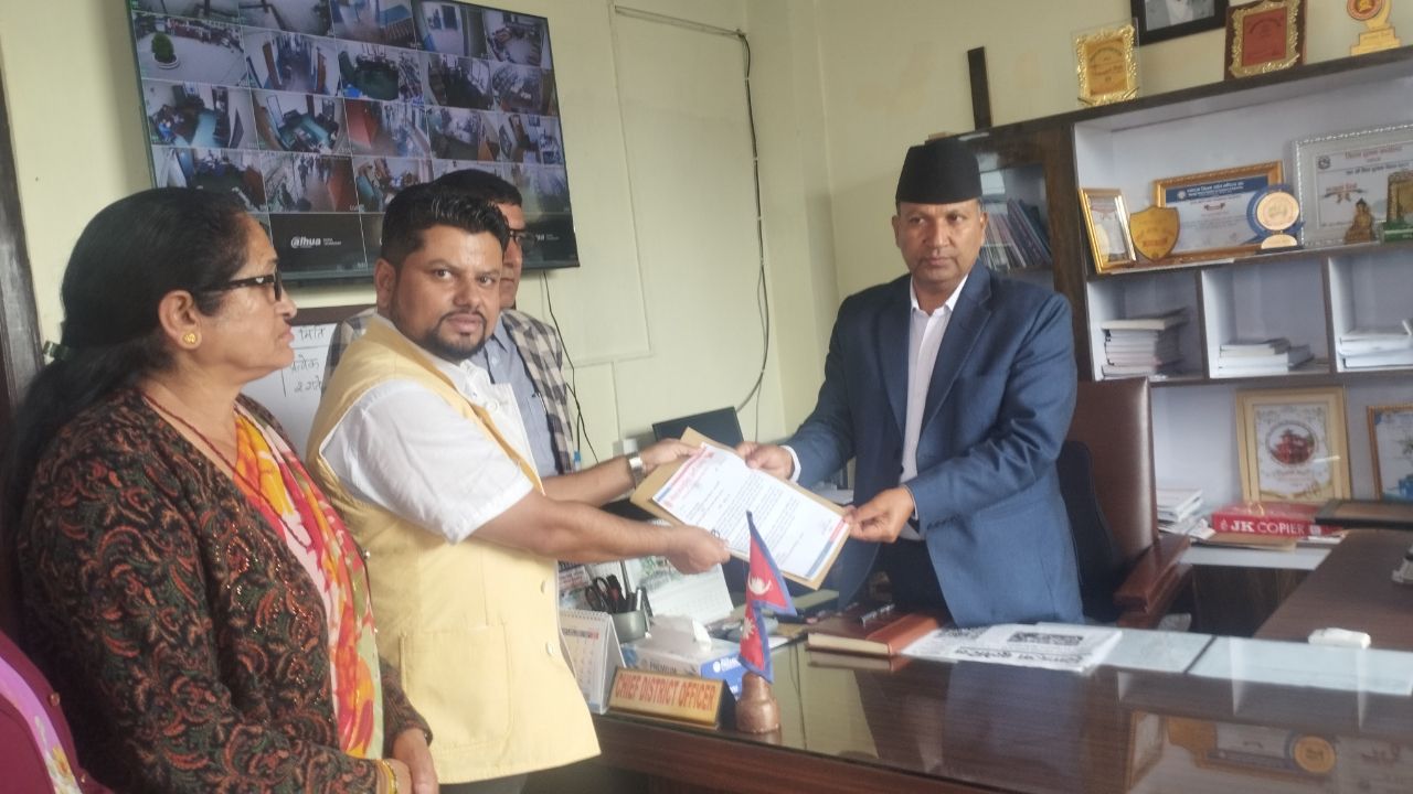 ओली-लेखक रिहाइको माग गर्दै एमाले स्याङ्जाले बुझायो विरोधपत्र 