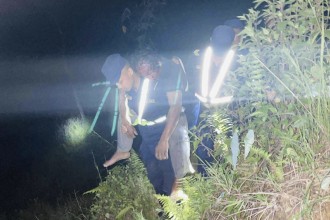 स्याङ्जामा प्रहरीद्वारा भीरबाट लडेका व्यक्तिको सकुशल उद्घार