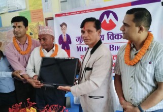 सामाजिक उत्तरदायित्वमा मुक्तिनाथ विकास बैंकको योगदान: विद्यालय पोशाक र कम्प्युटर प्रदान