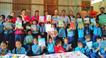 स्याङ्जामा राष्ट्रिय पुस्तकालय दिवस: बालबालिकालाई बालसाहित्य पुस्तक वितरण