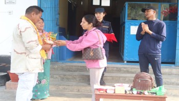 राजमार्गमा भेटिएको सुनसहितको झोला फिर्ता गर्ने ट्याक्सी चालकको प्रशंसा