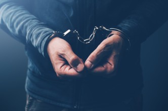 ‘सुन–चाँदी’ जस्तै धातुका गहनासहित एक युवक पक्राउ