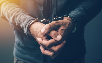 स्याङ्जा मालपोत अगाडि विचौलिया समातिए, सेवाग्राहीलाई हैरानी दिएको आरोप