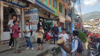 परम्परा पनि, पढाइ खर्च पनि: ठूलीबेसीका बालकले देउसी भैलोलाई दिए नयाँ अर्थ