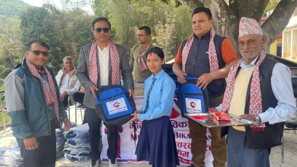 एक सय जना विद्यार्थीलाई झोला र कम्प्युटर सहयोग