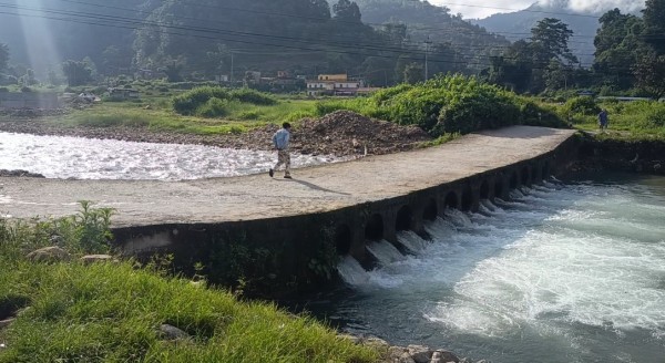 पुल नहुँदा सदरमुकामकै दुई खोलामा जोखिमपूर्ण यात्रा
