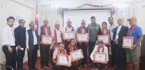 भीरकोटका उत्कृष्ट नौ कृषक सम्मानित