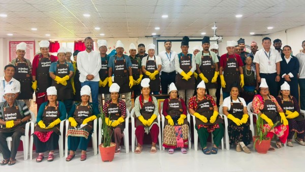 अर्जुनचौपारीका होटल र मासुपसल व्यवसायीलाई सरसफाइसम्बन्धी सामग्री
