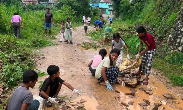 गाउँ छाडेनन्, हप्ताको दुई घण्टा समाजका लागि छुट्याए युवाले