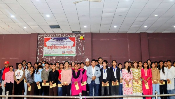 आर्थिक अभावले पढाइ नरोकिने भन्दै गल्याङ नगरपालिकाद्वारा १६७ विद्यार्थीलाई छात्रवृत्ति