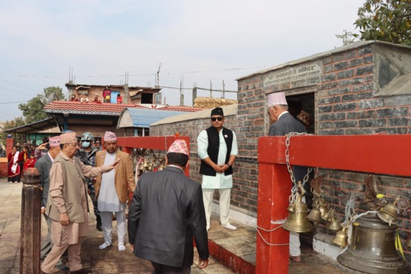 पूर्व राजा ज्ञानेन्द्रले गरे कुल मन्दिरको दर्शन