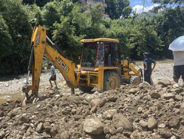 वालिङबाट अवैध उत्खननमा प्रयोग भएको जेसीबी नियन्त्रणमा