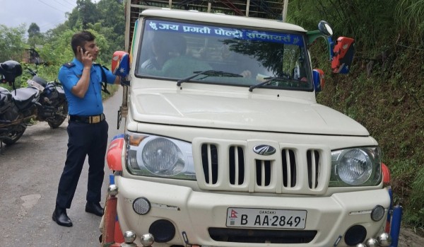 निकासी कर नतिरी १५० ब्रोइलर कुखुरा ओसार्ने जीपलाई जरिवाना