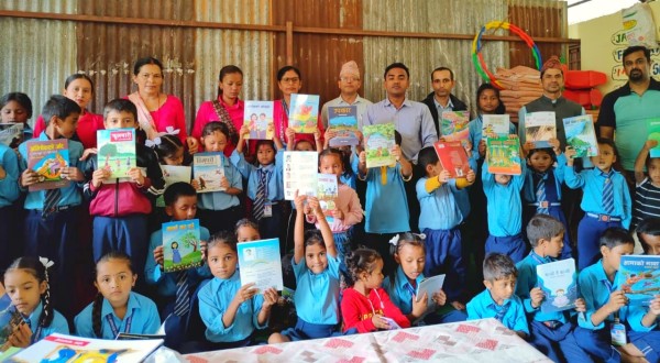 स्याङ्जामा राष्ट्रिय पुस्तकालय दिवस: बालबालिकालाई बालसाहित्य पुस्तक वितरण