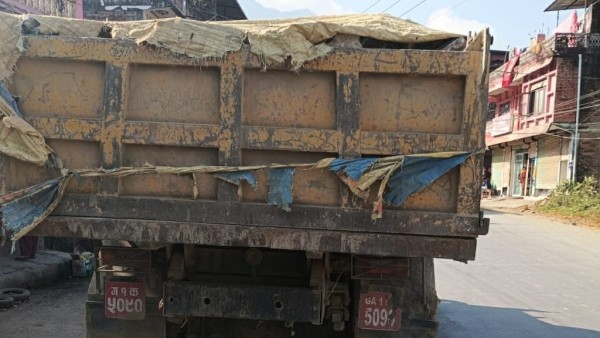 वालिङ सुर्कौदीमा अवैध ढुङ्गा ढुवानी, एक टिप्पर नियन्त्रणमा