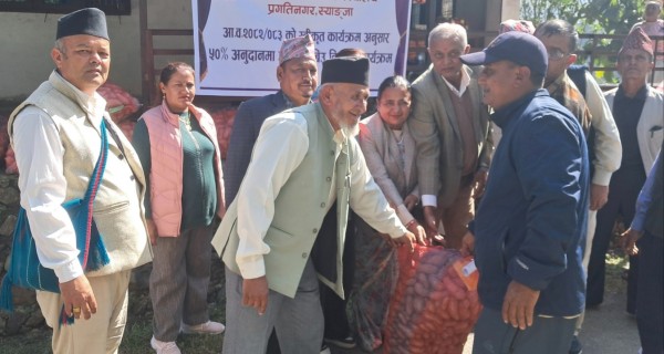 पुतलीबजार आलुमा आत्मनिर्भर बन्दै, ७१ हजार किलो बीउ वितरण