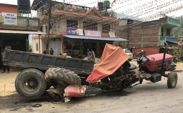 बस र ट्याक्टर एकापसमा ठोक्किँदा एकजना घाइते