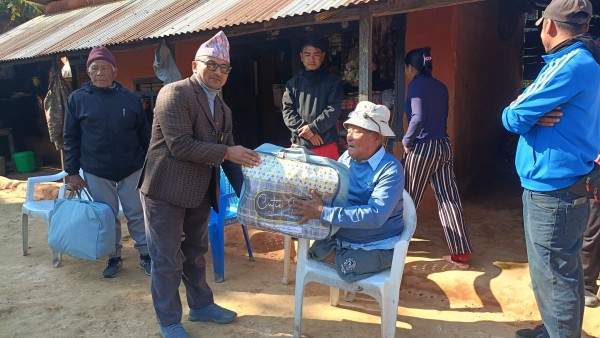 ज्येष्ठ नागरिकलाई ब्लाङ्केट उपहार