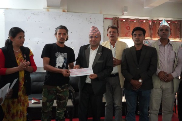 फेदीखोलामा हल गोरु पाल्ने कृषकलाई प्रोत्साहन अनुदान रकम वितरण