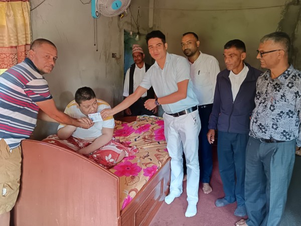 अशक्त नागरिकलाई घरमै पुगेर नागरिकता प्रदान