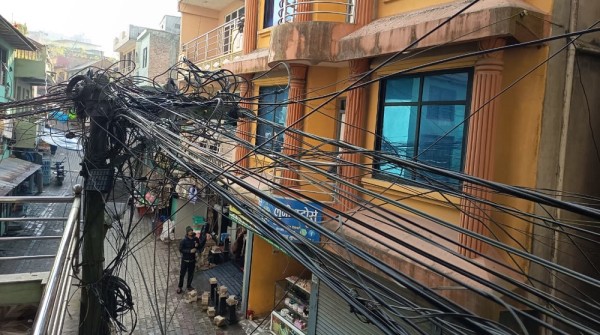 गल्याङ बजारका अव्यवस्थित तार १५ दिनभित्र हटाउन निर्देशन