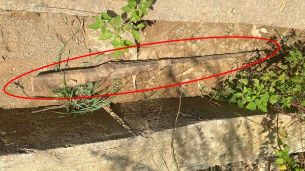 सडकको नालीमा बेवारिसे भरुवा बन्दुक फेला