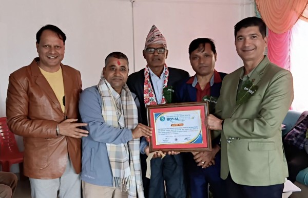 स्याङ्जाको रोयल सहकारीद्वारा पत्रकार सिग्देल सम्मानित