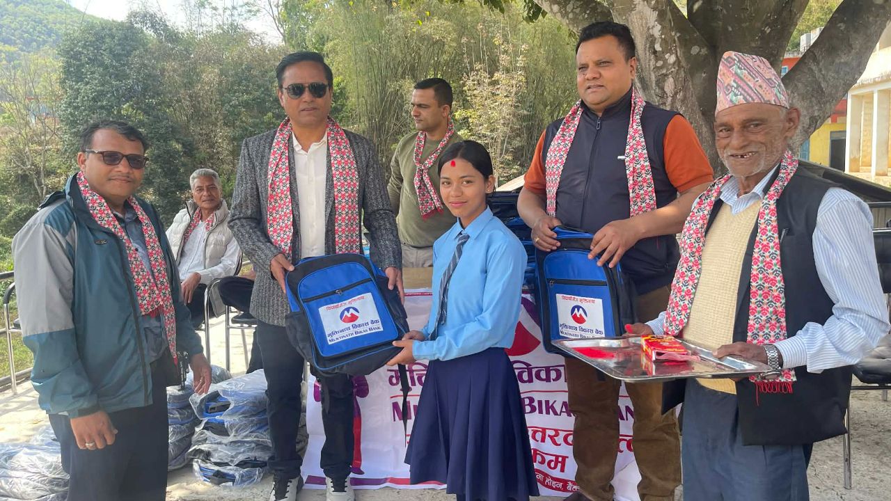 एक सय जना विद्यार्थीलाई झोला र कम्प्युटर सहयोग