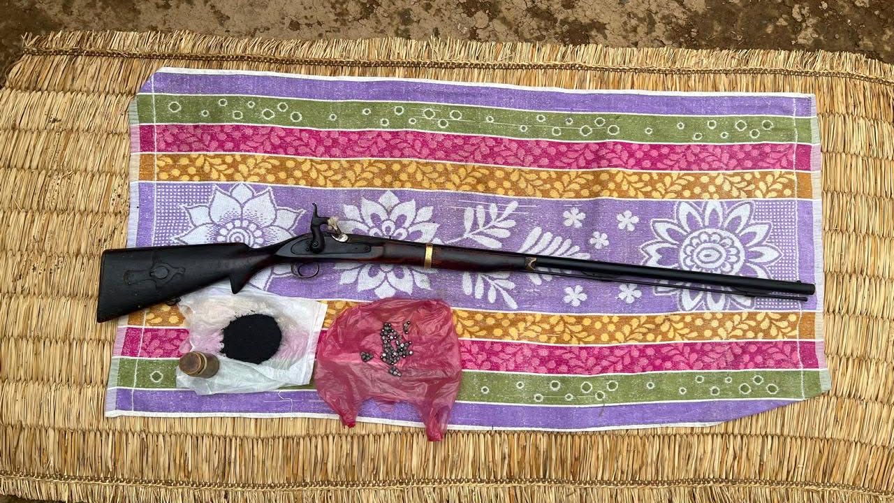 भरुवा बन्दुकसहित एक वृद्ध पक्राउ