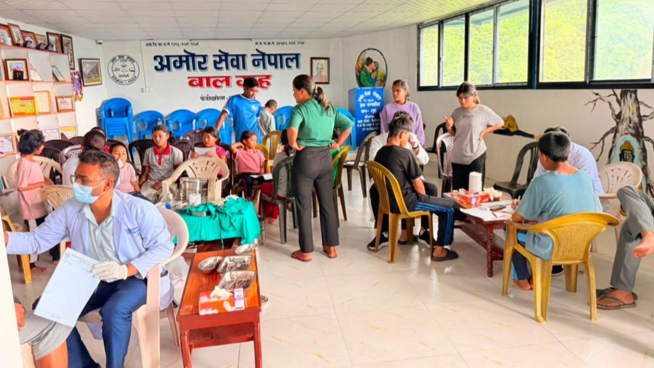 फेदीखोलामा वृक्षारोपणसँगै बालबालिकाको स्वास्थ्य परीक्षण