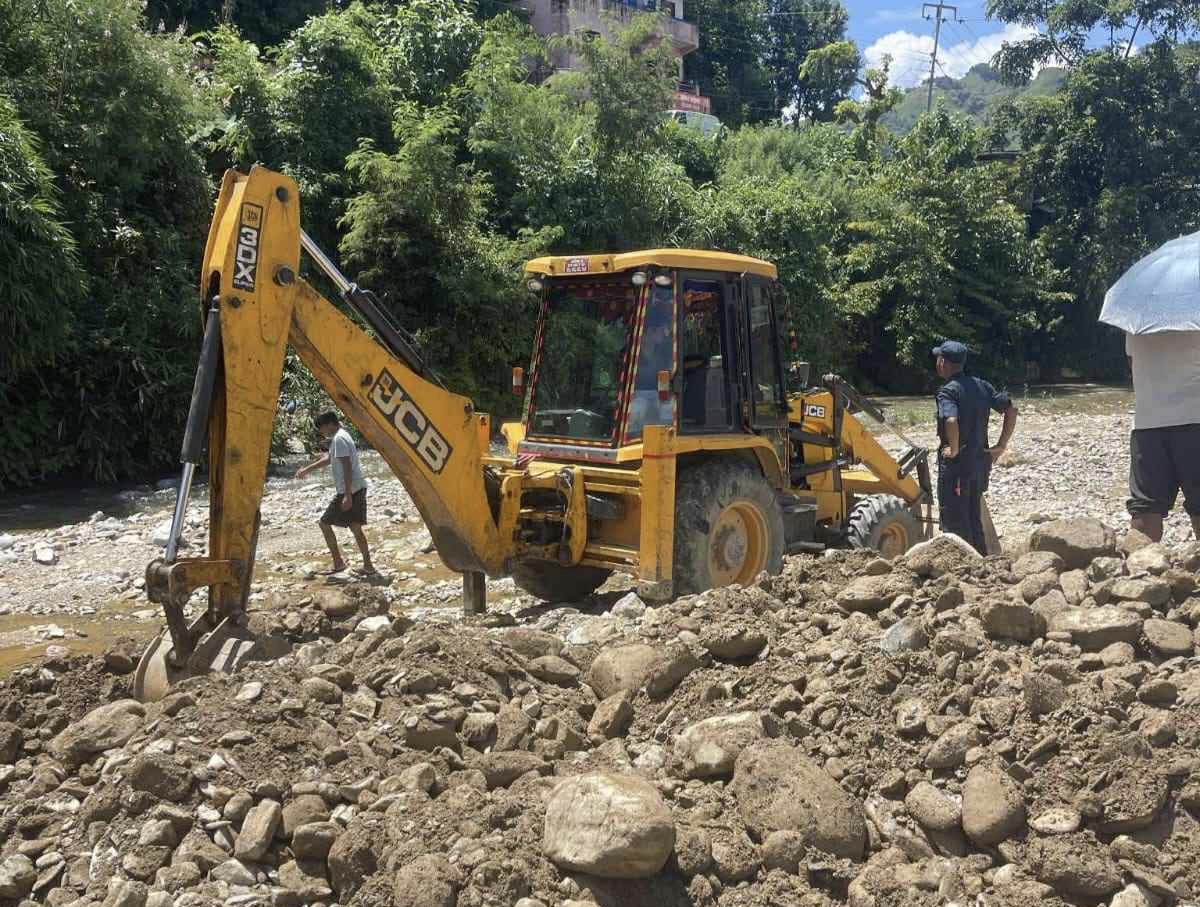 वालिङबाट अवैध उत्खननमा प्रयोग भएको जेसीबी नियन्त्रणमा