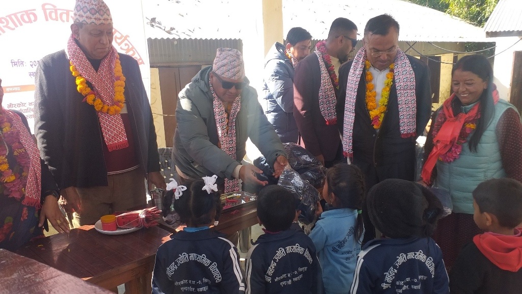 महेन्द्र ज्योति माविका ९३ विद्यार्थीलाई न्यानो पोशाक