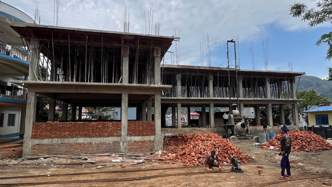 माओवादी आक्रमणपछि जोगाइएको भवन हटाइँदै, २५ वर्षपछि वालिङमा नयाँ प्रहरी कार्यालय भवन बन्दै