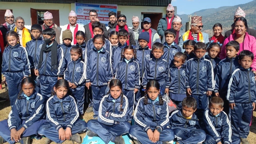 ६ विद्यालयका एक सय १२ विद्यार्थीलाई न्यानो कपडा