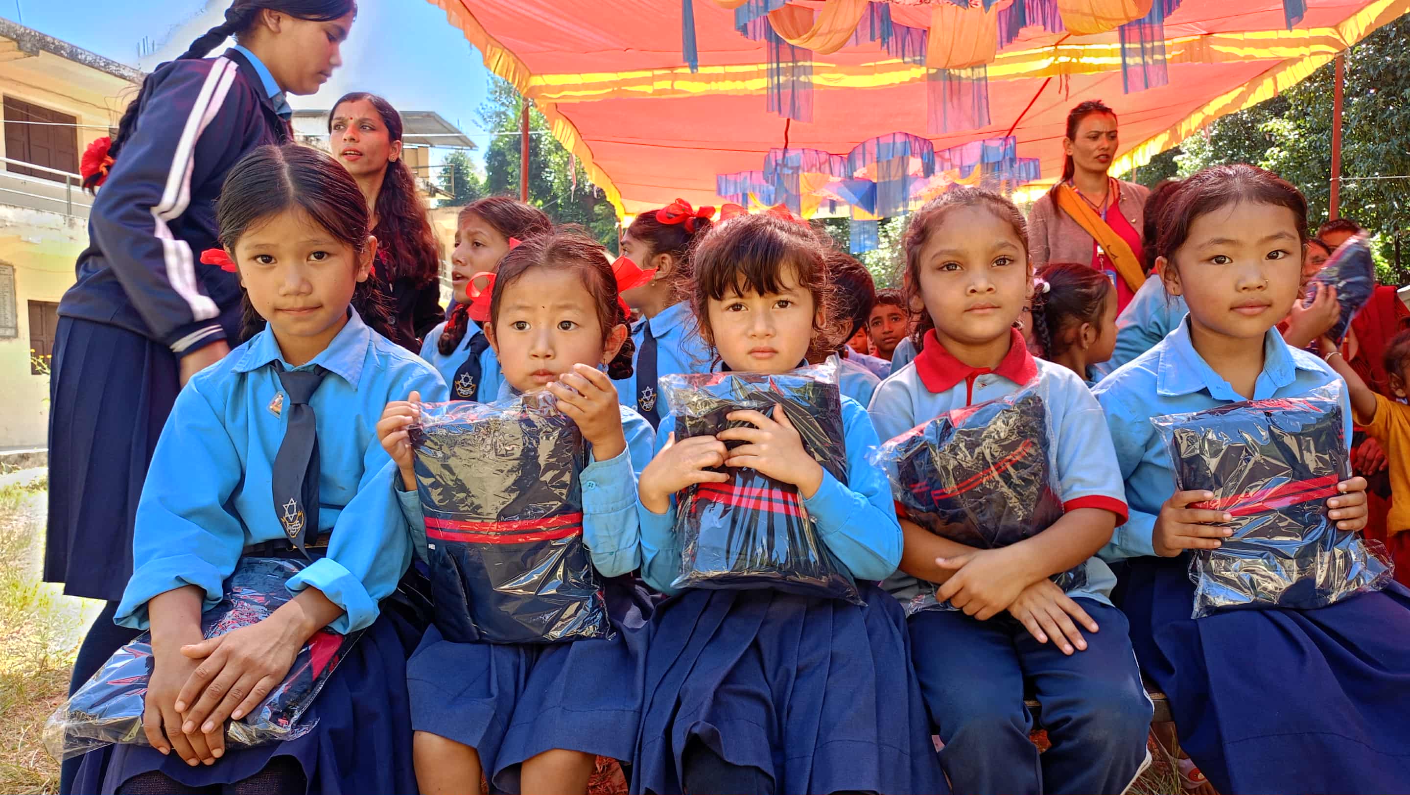 एक सय ३० विद्यार्थीलाई विद्यालय पोशाक (ट्रयाक सुट) वितरण