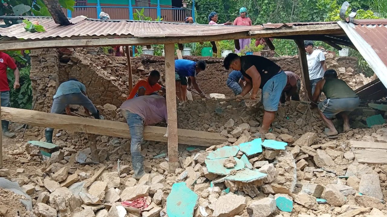 अविरल वर्षाले धनसार भत्किँदा छ बाख्रा पुरिएर मरे