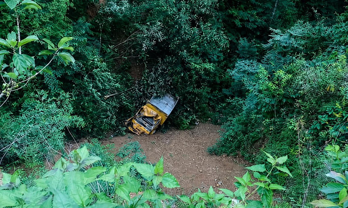 सडकबाट ट्रिपर खस्दा एक जनाको मृत्यु, चालक फरार