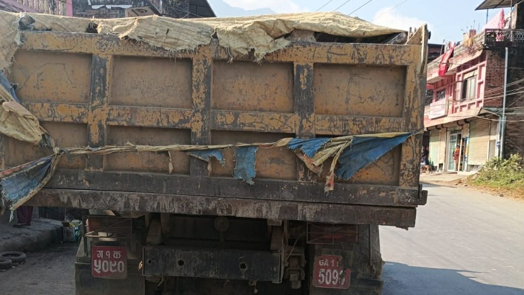 वालिङ सुर्कौदीमा अवैध ढुङ्गा ढुवानी, एक टिप्पर नियन्त्रणमा