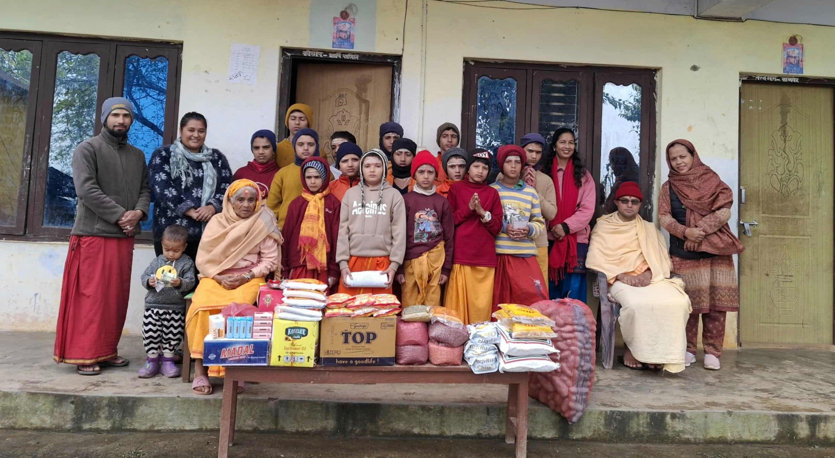 गुरुकुलका बटुकहरूलाई दैनिक उपभोग्य र खाद्य सामग्री सहयोग, भोजनसहित दक्षिणा पनि