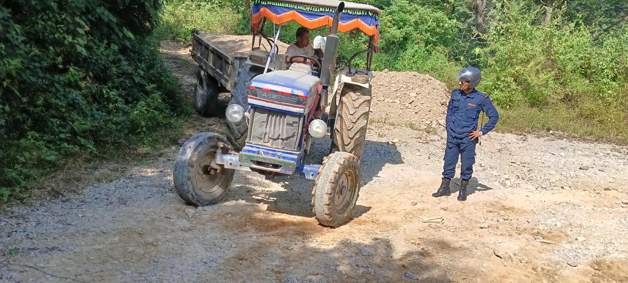 अवैध नदीजन्य पदार्थ उत्खनन र ओसारपसारमा संलग्न ट्याक्टर नियन्त्रणमा