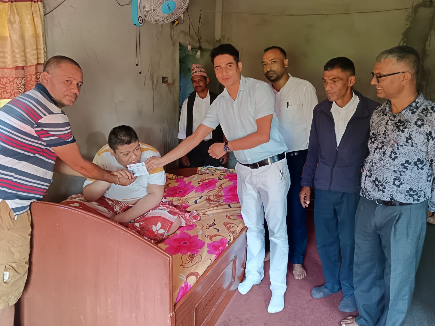 अशक्त नागरिकलाई घरमै पुगेर नागरिकता प्रदान