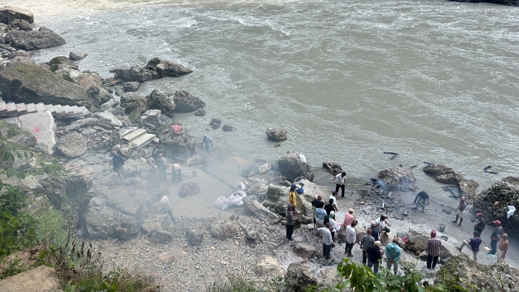 राम्दी घाटको अव्यवस्थाले अन्तिम संस्कारमै सास्ती
