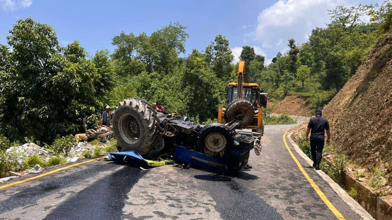 ट्याक्टर पल्टिँदा १८ वर्षीय युवक र चालक गम्भीर घाइते